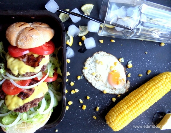 Для напитка в воду выжать лимонные дольки и бросить лед.