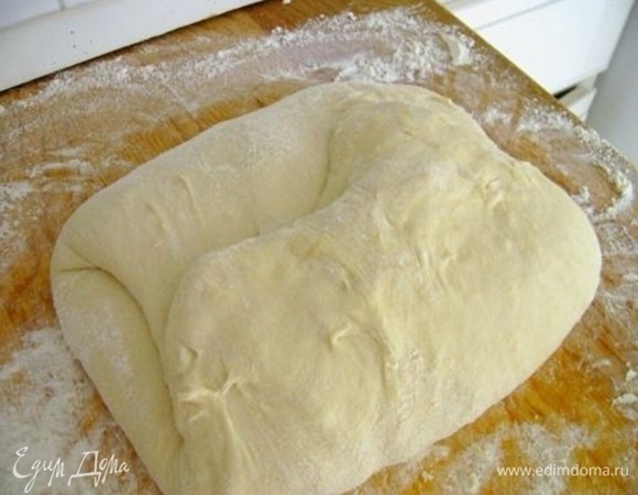 Просеять все сыпучие ингредиенты, добавить теплое молоко. Замесить тесто. Накрыть пленкой и оставить на полчаса. Затем смешать сыр, масло и одно яйцо.