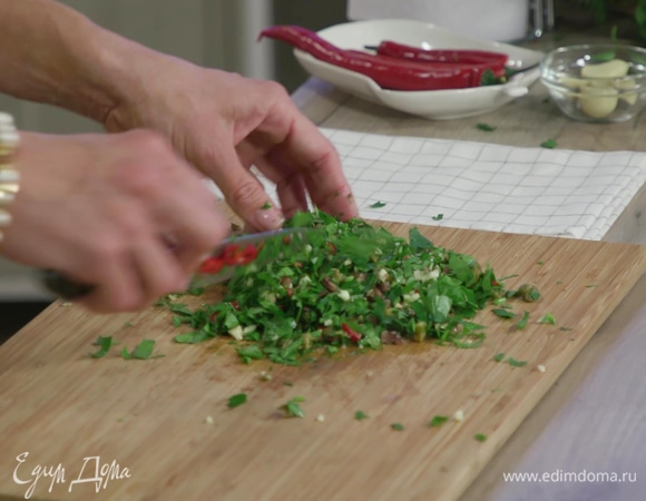 Не слишком мелко нарезать чеснок, анчоусы, петрушку, каперсы и перец чили. Все смешать.