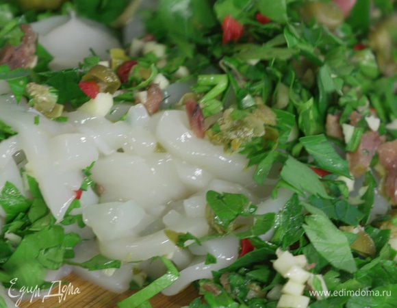 Две тушки кальмара тоже измельчить и добавить к фаршу.