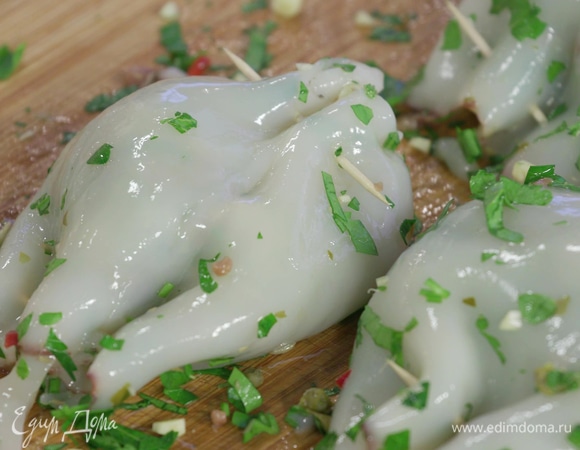 Остальные тушки нафаршировать начинкой и скрепить зубочистками открытые концы.