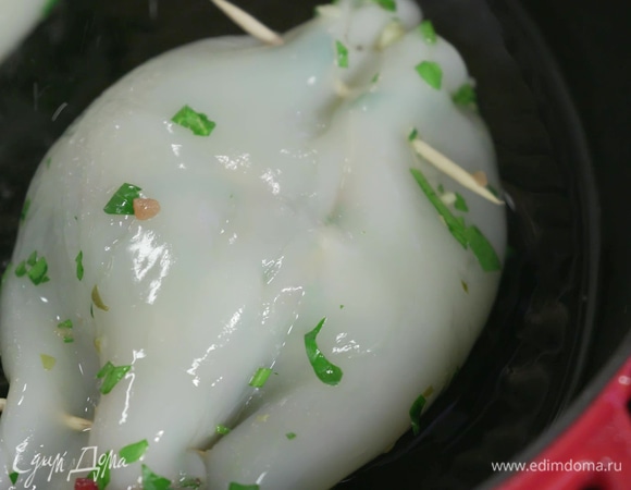 Сковороду-гриль хорошо разогреть с оливковым маслом. Обжарить кальмаров с двух сторон в течение 2-х минут.