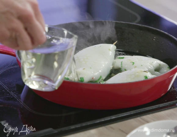 Добавить в сковороду белое вино, накрыть ее крышкой, убавить огонь и томить кальмары 15–20 минут.