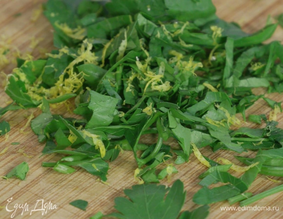 Нашинковать петрушку и смешать с лимонной цедрой.