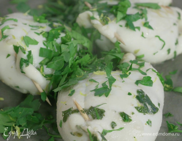 Выложить готовых кальмаров на тарелку, посыпать петрушкой с цедрой лимона и полить небольшим количеством оливкового масла.