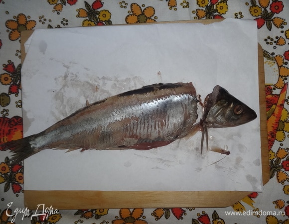Слабосоленую сельдь выпотрошить, почистить от кожи и костей, удалить голову.