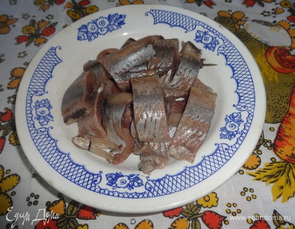 Разделать сельдь на филе. Филе нарезать небольшими кусочками.