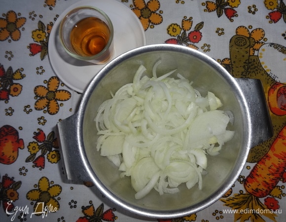 Лук очистить, вымыть, обсушить, нарезать полукольцами. Сложить в миску.