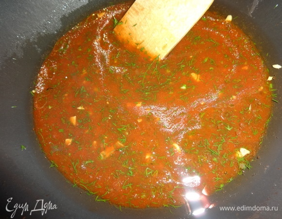 Влить в сковороду томатный маринад, перемешать и довести до кипения, выключить огонь и дать маринаду остыть до теплого состояния. Можно перелить из сковороды в чашку, чтобы быстрее остыл.