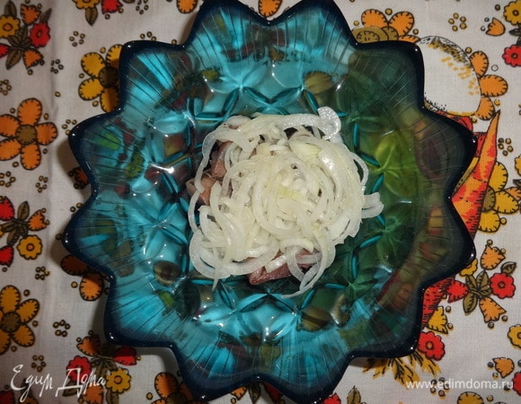 С лука слить маринад, выложить часть лука на селедку.