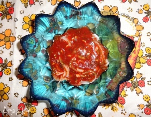 Залить продукты частью томатного маринада.