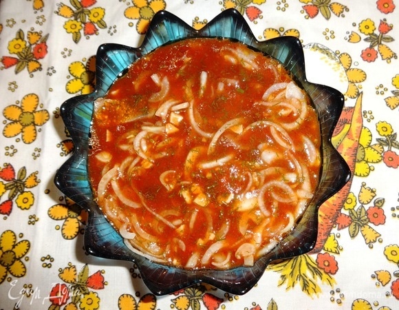 Продолжать чередовать слои до тех пор, пока не кончатся все ингредиенты. Закуску поставить в холодильник на 3 часа.