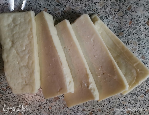 Берем кусочек сыра и нарезаем его (толщина — 1 см, не меньше, иначе он у вас просто развалится на гриле).