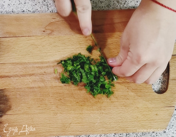Хорошо промытую зелень нарезаем не очень мелко (средне).