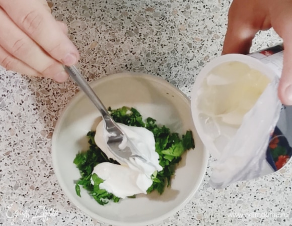 Берем сметану и добавляем к зелени. Хорошо перемешиваем.