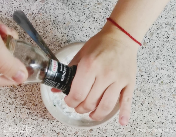 Далее перчим по вкусу (можно заменить перец любыми другими приправами).