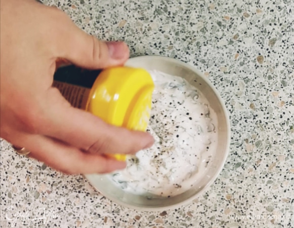 Добавляем щепотку соли.