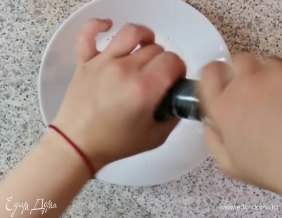 В тарелку с маслом мы добавляем немного перца и соли (по вкусу). Так как я не сильно люблю перченое, добавила щепотку.