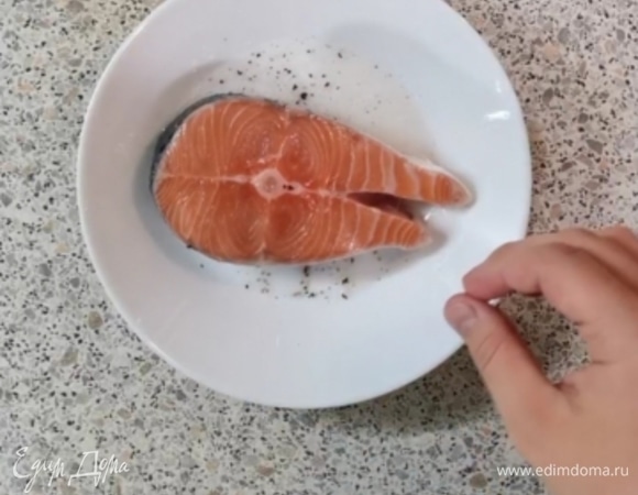 В получившееся масло с пряностями мы укладываем кусочек лосося.