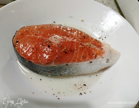 Очень хорошо промазываем сочный кусочек рыбы.