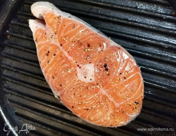 Отправляем на предварительно разогретую сковородку-гриль с маслом и следим за рыбкой.