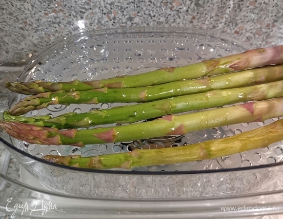 Когда вся спаржа будет внутри, мы закрываем крышку и оставляем. Далее следим. Для готовности тонкой спарже вполне достаточно 3–5 минут, а процесс варки толстой спаржи занимает от 6 до 8 минут. Спаржа должна приобрести ярко-зеленый цвет. Проткните один из стеблей вилкой/ножом. На готовность спаржи указывает ее мягкость, если она все еще твердая, тогда накройте кастрюлю крышкой и оставьте на пару минут. Главное — не передержите, иначе спаржа станет слишком мягкой и обесцветится.