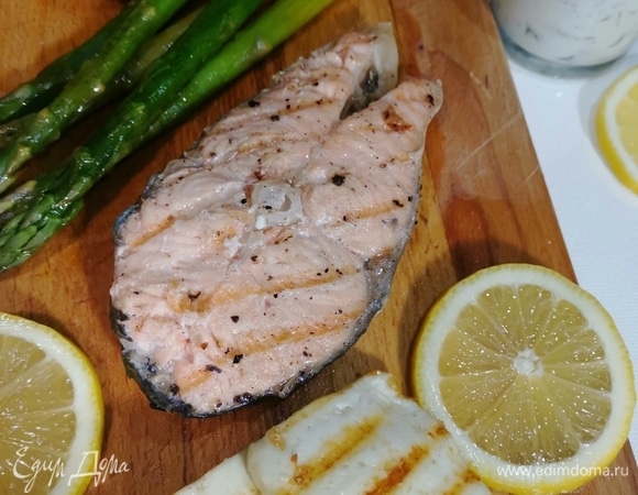 Подавать лучше с соусами, свежим лимоном и сыром.