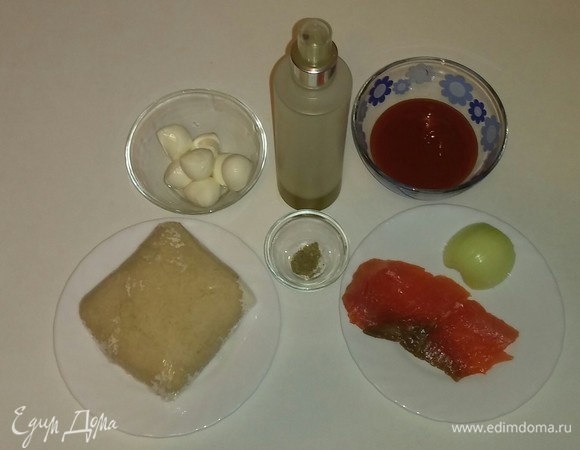 Вот все необходимые ингредиенты для приготовления пиццы. Я использую кефирное тесто, которое было приготовлено заранее и заморожено. Поэтому перед приготовлением необходимо достать тесто из морозилки заранее и разморозить. Рецепт теста указан здесь: https://www.edimdoma.ru/retsepty/124412-kefirnoe-testo-dlya-pitstsy. На всякий случай коротко напомню ингредиенты для 1 порции теста (для формы диаметром 26 см): 150 г блинной муки, 100 мл 1% кефира, щепотка соли и щепотка сахара. Перемешать все вместе. Если тесто получается жидковатым, то можно еще чуть-чуть добавить муки.