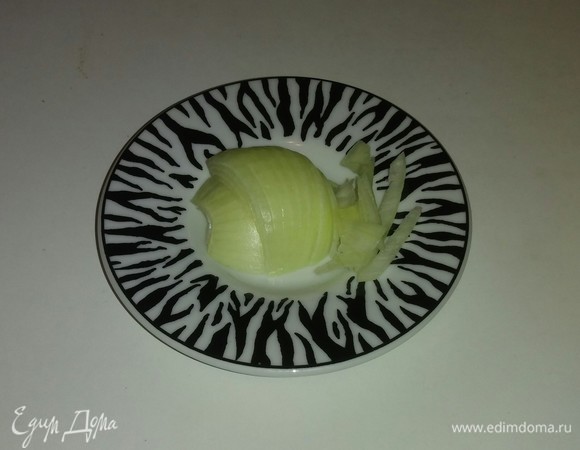 Лук режем полукольцами.