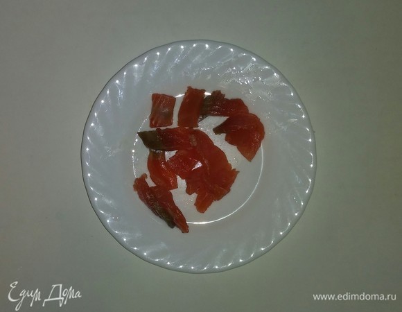 Рыбу режем полосками, а затем еще разрезаем полученные полоски рыбы пополам.