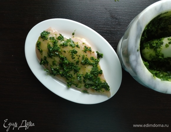 Курицу смазать маринадом и оставить на полчаса.