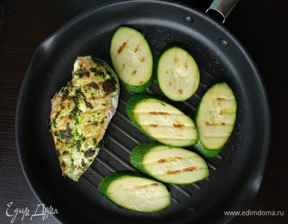 Разогреть гриль, жарить курицу и нарезанный слайсами цукини по 5–7 минут с каждой стороны.
