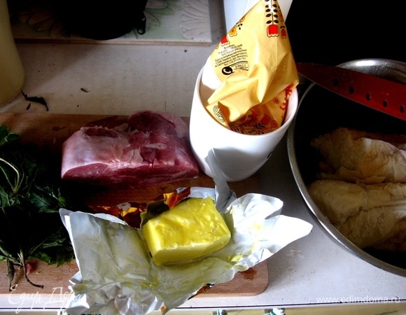 Берем мясо, перекручиваем на мясорубке. Багет заливаем водой и ряженкой.