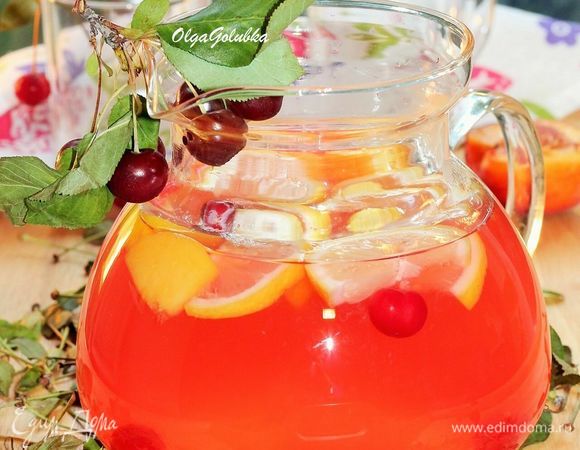 Сироп перелить в кувшин. Добавить холодную газированную минеральную воду (1 литр). Можно добавить немного листиков мяты и дольки лимона.