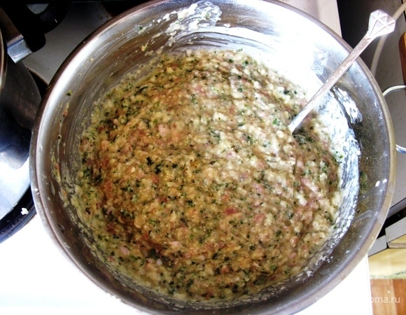 Вот такой фарш у нас выходит. Смешиваем все ингредиенты, добавляем специи, солим и оставляем настаиваться на 15 минут.