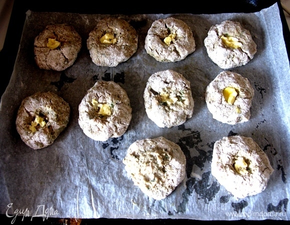 Формируем котлеты, внутрь каждой кладем кусочек масла, чтобы сочно было. Ставим в разогретую духовку на 30 минут. Выпекать при невысокой температуре (томить), у меня это около 70°C.