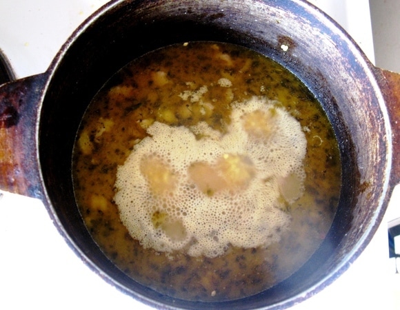 В казан кладем мясо, сало и обжариваем, как для плова, потом засыпаем крупу и перемешиваем. Только после этого заливаем воду.