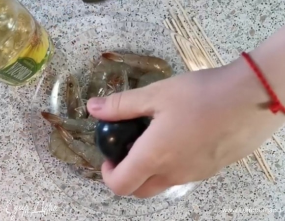 Перчим и хорошо перемешиваем.