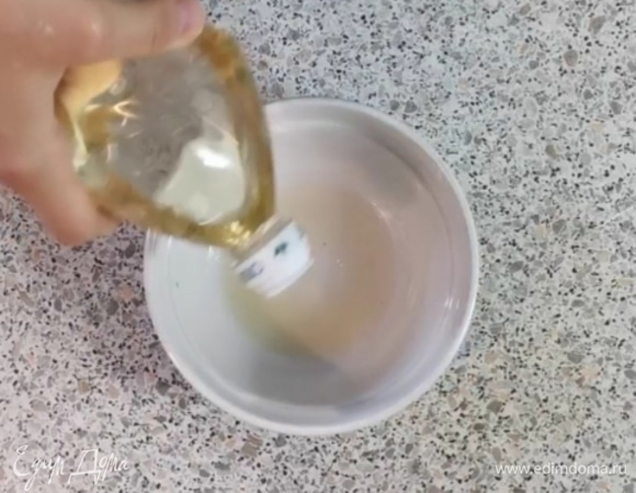 В тарелку наливаем 2 ст. л. растительного масла.