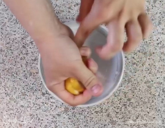 Выжимаем 1/2 лимона.