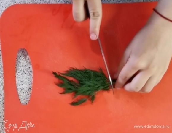 Мелко нарезаем укроп.