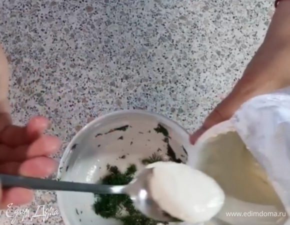 Добавляем 3 ст. л. сметаны, перемешиваем.
