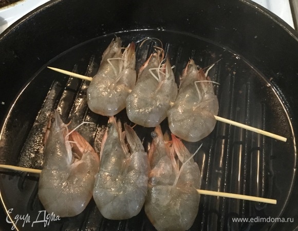 Укладываем креветки.
