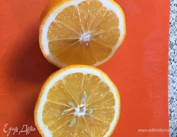 Нарезаем 2 лимона на дольки.