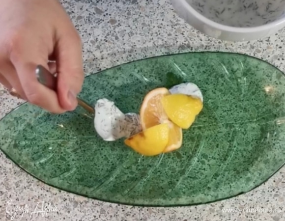 Добавляем сметанный соус.