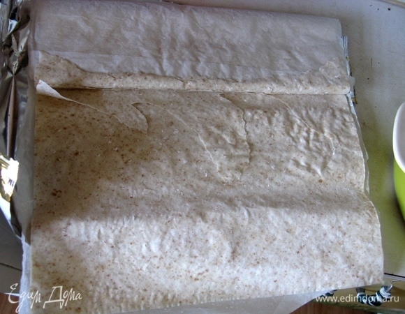 У меня готовое тесто. Разморозить буквально минут 15, и можно приступать. Мне нравится тесто фило «Фитнес» из грубых сортов пшеницы и отрубей, оно полезнее для организма, хотя белое тесто фило — тоже круто.