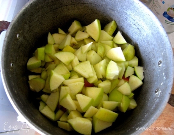Нарезаем яблочки, приправляем специями, добавляем апельсин.