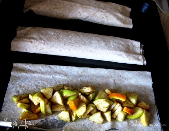 Формируем штрудельки с начинкой.