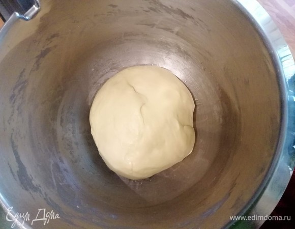 Для теста смешать в чаше комбайна просеянную муку и соль. Дрожжи развести с сахаром в смеси теплого молока и воды. Если не доверяете свежим дрожжам, добавьте сухие в количестве 7 граммов. Дождитесь характерной дрожжевой шапочки и влейте дрожжевую смесь в муку. Включите комбайн и начинайте замес на малой скорости. Продолжая замес, добавьте яйца (яйца выньте из холодильника заранее, они должны быть комнатной температуры) и в самом конце — размягченное сливочное масло. Вымешивайте тесто в течение 8–10 минут, оно должно стать эластичным и полностью отставать от стенок чаши комбайна. При необходимости добавить 1–2 ложки муки. Чашу смажьте маслом, накройте пленкой и поставьте в теплое место (у меня слегка нагретая духовка) на расстойку на 1,5–2 часа.