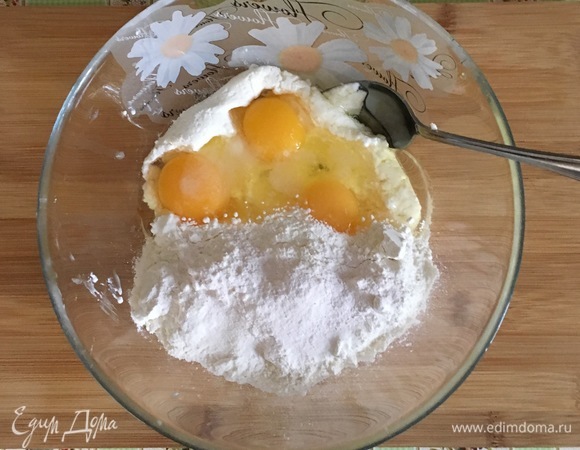 В отдельной емкости смешать творог, яйца, муку, соль и разрыхлитель до однородности.